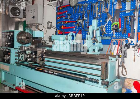 Professionelle Drehmaschine in der Werkstatt. Stockfoto
