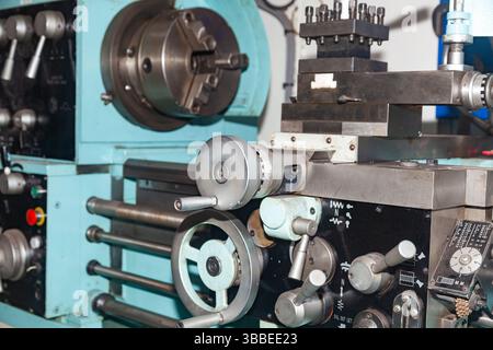 Professionelle Drehmaschine in der Werkstatt. Stockfoto
