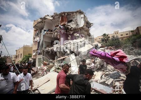 Nablus, Palästina. Mai 2025. Die Palästinenser sammeln ihre Angehörige und inspizieren ein Haus, das während der Militäroperation von israelischen Armeebulldozern abgerissen wurde. Die israelische Armee umzingelte ein Gebäude während einer Militäroperation, bei der fünf Palästinenser getötet wurden, die sich darin verbarrikadiert hatten. In der Stadt Tammun, nördlich des Jordantals im Westjordanland, brach ein Feuerwechsel zwischen Palästinensern und der israelischen Armee aus. Quelle: SOPA Images Limited/Alamy Live News Stockfoto