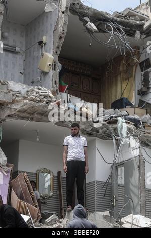 Nablus, Palästina. Mai 2025. Ein Palästinenser inspiziert ein Haus, das während der Militäroperation von der israelischen Armee abgerissen wurde. Die israelische Armee umzingelte ein Gebäude während einer Militäroperation, bei der fünf Palästinenser getötet wurden, die sich darin verbarrikadiert hatten. In der Stadt Tammun, nördlich des Jordantals im Westjordanland, brach ein Feuerwechsel zwischen Palästinensern und der israelischen Armee aus. Quelle: SOPA Images Limited/Alamy Live News Stockfoto