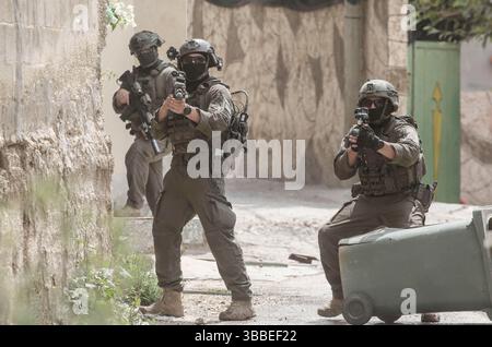 Nablus, Palästina. Mai 2025. Israelische Soldaten nehmen während der Militäroperation Stellung. Die israelische Armee umzingelte ein Gebäude während einer Militäroperation, bei der fünf Palästinenser getötet wurden, die sich darin verbarrikadiert hatten. In der Stadt Tammun, nördlich des Jordantals im Westjordanland, brach ein Feuerwechsel zwischen Palästinensern und der israelischen Armee aus. Quelle: SOPA Images Limited/Alamy Live News Stockfoto