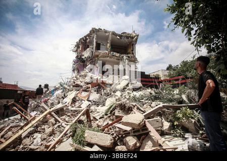 Nablus, Palästina. Mai 2025. Palästinenser inspizieren ein Haus, das während der Militäroperation von der israelischen Armee abgerissen wurde. Die israelische Armee umzingelte ein Gebäude während einer Militäroperation, bei der fünf Palästinenser getötet wurden, die sich darin verbarrikadiert hatten. In der Stadt Tammun, nördlich des Jordantals im Westjordanland, brach ein Feuerwechsel zwischen Palästinensern und der israelischen Armee aus. Quelle: SOPA Images Limited/Alamy Live News Stockfoto