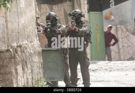 Nablus, Palästina. Mai 2025. Israelische Soldaten nehmen während der Militäroperation Stellung. Die israelische Armee umzingelte ein Gebäude während einer Militäroperation, bei der fünf Palästinenser getötet wurden, die sich darin verbarrikadiert hatten. In der Stadt Tammun, nördlich des Jordantals im Westjordanland, brach ein Feuerwechsel zwischen Palästinensern und der israelischen Armee aus. Quelle: SOPA Images Limited/Alamy Live News Stockfoto