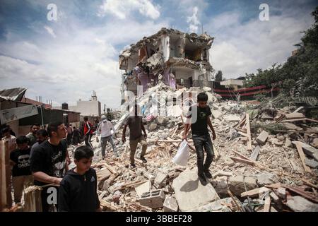 Nablus, Palästina. Mai 2025. Palästinenser inspizieren ein Haus, das während der Militäroperation von der israelischen Armee abgerissen wurde. Die israelische Armee umzingelte ein Gebäude während einer Militäroperation, bei der fünf Palästinenser getötet wurden, die sich darin verbarrikadiert hatten. In der Stadt Tammun, nördlich des Jordantals im Westjordanland, brach ein Feuerwechsel zwischen Palästinensern und der israelischen Armee aus. Quelle: SOPA Images Limited/Alamy Live News Stockfoto