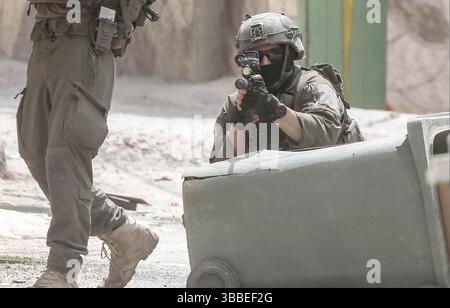 Nablus, Palästina. Mai 2025. Ein israelischer Soldat nimmt während der Militäroperation Stellung. Die israelische Armee umzingelte ein Gebäude während einer Militäroperation, bei der fünf Palästinenser getötet wurden, die sich darin verbarrikadiert hatten. In der Stadt Tammun, nördlich des Jordantals im Westjordanland, brach ein Feuerwechsel zwischen Palästinensern und der israelischen Armee aus. Quelle: SOPA Images Limited/Alamy Live News Stockfoto
