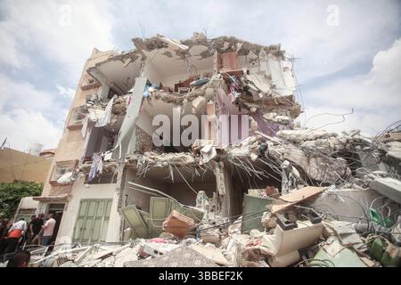 Nablus, Palästina. Mai 2025. Palästinenser inspizieren ein Haus, das während der Militäroperation von der israelischen Armee abgerissen wurde. Die israelische Armee umzingelte ein Gebäude während einer Militäroperation, bei der fünf Palästinenser getötet wurden, die sich darin verbarrikadiert hatten. In der Stadt Tammun, nördlich des Jordantals im Westjordanland, brach ein Feuerwechsel zwischen Palästinensern und der israelischen Armee aus. Quelle: SOPA Images Limited/Alamy Live News Stockfoto