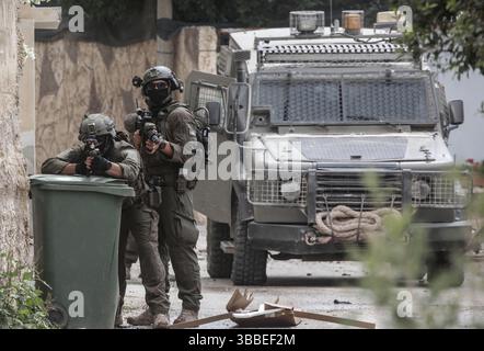 Nablus, Palästina. Mai 2025. Israelische Soldaten nehmen während der Militäroperation Stellung. Die israelische Armee umzingelte ein Gebäude während einer Militäroperation, bei der fünf Palästinenser getötet wurden, die sich darin verbarrikadiert hatten. In der Stadt Tammun, nördlich des Jordantals im Westjordanland, brach ein Feuerwechsel zwischen Palästinensern und der israelischen Armee aus. Quelle: SOPA Images Limited/Alamy Live News Stockfoto