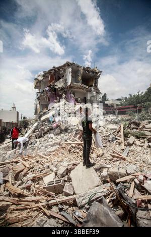 Nablus, Palästina. Mai 2025. Palästinenser inspizieren ein Haus, das während der Militäroperation von der israelischen Armee abgerissen wurde. Die israelische Armee umzingelte ein Gebäude während einer Militäroperation, bei der fünf Palästinenser getötet wurden, die sich darin verbarrikadiert hatten. In der Stadt Tammun, nördlich des Jordantals im Westjordanland, brach ein Feuerwechsel zwischen Palästinensern und der israelischen Armee aus. Quelle: SOPA Images Limited/Alamy Live News Stockfoto