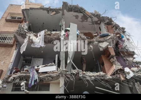 Nablus, Palästina. Mai 2025. Ein Palästinenser inspiziert ein Haus, das während der Militäroperation von der israelischen Armee abgerissen wurde. Die israelische Armee umzingelte ein Gebäude während einer Militäroperation, bei der fünf Palästinenser getötet wurden, die sich darin verbarrikadiert hatten. In der Stadt Tammun, nördlich des Jordantals im Westjordanland, brach ein Feuerwechsel zwischen Palästinensern und der israelischen Armee aus. Quelle: SOPA Images Limited/Alamy Live News Stockfoto