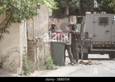 Nablus, Palästina. Mai 2025. Israelische Soldaten nehmen während der Militäroperation Stellung. Die israelische Armee umzingelte ein Gebäude während einer Militäroperation, bei der fünf Palästinenser getötet wurden, die sich darin verbarrikadiert hatten. In der Stadt Tammun, nördlich des Jordantals im Westjordanland, brach ein Feuerwechsel zwischen Palästinensern und der israelischen Armee aus. Quelle: SOPA Images Limited/Alamy Live News Stockfoto