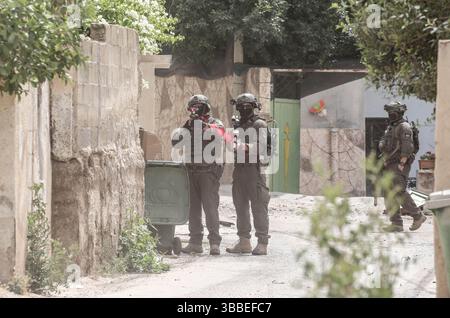 Nablus, Palästina. Mai 2025. Bewaffnete israelische Soldaten stehen während der Militäroperation auf Wache. Die israelische Armee umzingelte ein Gebäude während einer Militäroperation, bei der fünf Palästinenser getötet wurden, die sich darin verbarrikadiert hatten. In der Stadt Tammun, nördlich des Jordantals im Westjordanland, brach ein Feuerwechsel zwischen Palästinensern und der israelischen Armee aus. Quelle: SOPA Images Limited/Alamy Live News Stockfoto
