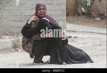 Nablus, Palästina. Mai 2025. Palästinensische Verwandte trauern während der Militäroperation. Die israelische Armee umzingelte ein Gebäude während einer Militäroperation, bei der fünf Palästinenser getötet wurden, die sich darin verbarrikadiert hatten. In der Stadt Tammun, nördlich des Jordantals im Westjordanland, brach ein Feuerwechsel zwischen Palästinensern und der israelischen Armee aus. Quelle: SOPA Images Limited/Alamy Live News Stockfoto