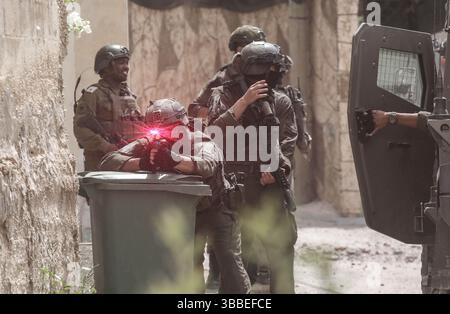 Nablus, Palästina. Mai 2025. Israelische Soldaten nehmen während der Militäroperation Stellung. Die israelische Armee umzingelte ein Gebäude während einer Militäroperation, bei der fünf Palästinenser getötet wurden, die sich darin verbarrikadiert hatten. In der Stadt Tammun, nördlich des Jordantals im Westjordanland, brach ein Feuerwechsel zwischen Palästinensern und der israelischen Armee aus. Quelle: SOPA Images Limited/Alamy Live News Stockfoto