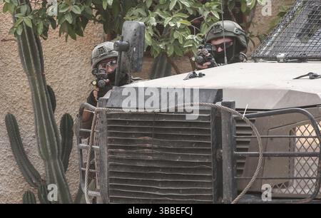 Nablus, Palästina. Mai 2025. Israelische Soldaten nehmen während der Militäroperation Stellung. Die israelische Armee umzingelte ein Gebäude während einer Militäroperation, bei der fünf Palästinenser getötet wurden, die sich darin verbarrikadiert hatten. In der Stadt Tammun, nördlich des Jordantals im Westjordanland, brach ein Feuerwechsel zwischen Palästinensern und der israelischen Armee aus. Quelle: SOPA Images Limited/Alamy Live News Stockfoto