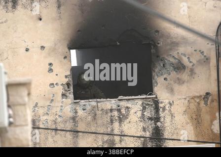 Nablus, Palästina. Mai 2025. Ein israelischer Soldat, der während der Militäroperation in einem Fenster gesehen wird, wie Rauch aufsteigt. Die israelische Armee umzingelte ein Gebäude während einer Militäroperation, bei der fünf Palästinenser getötet wurden, die sich darin verbarrikadiert hatten. In der Stadt Tammun, nördlich des Jordantals im Westjordanland, brach ein Feuerwechsel zwischen Palästinensern und der israelischen Armee aus. Quelle: SOPA Images Limited/Alamy Live News Stockfoto