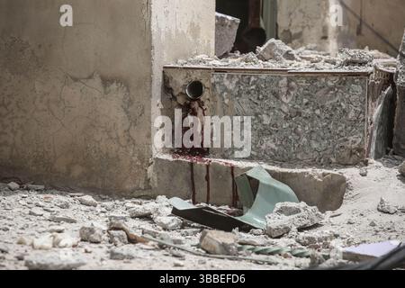Nablus, Palästina. Mai 2025. Während der Militäroperation fließt Blut aus dem Abwassersystem. Die israelische Armee umzingelte ein Gebäude während einer Militäroperation, bei der fünf Palästinenser getötet wurden, die sich darin verbarrikadiert hatten. In der Stadt Tammun, nördlich des Jordantals im Westjordanland, brach ein Feuerwechsel zwischen Palästinensern und der israelischen Armee aus. Quelle: SOPA Images Limited/Alamy Live News Stockfoto