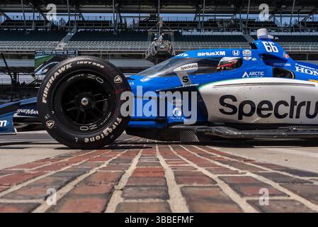 Speedway, in, USA. Mai 2025. Der Fahrer DER NTT INDYCAR-SERIE, MARCUS ARMSTRONG (66) (NZL) aus Christchurch, Neuseeland, überquert den Ziegelhof während eines Trainings für den 109. Lauf des Indianapolis 500 auf dem Indianapolis Motor Speedway IN. (Kreditbild: © Walter G. Arce Sr./ASP via ZUMA Press Wire) NUR REDAKTIONELLE VERWENDUNG! Nicht für kommerzielle ZWECKE! Stockfoto
