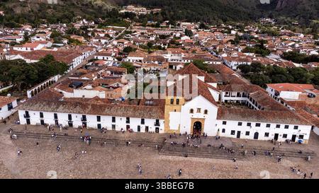Villa de Leyva, Boyaca - Kolumbien. Mai 2025. Katholische Pfarrei im Hauptpark der Stadt. Stockfoto