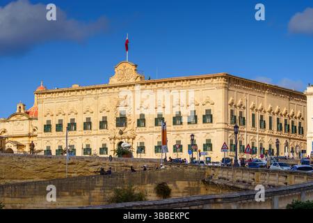 VALLETTA, MALTA - 12. NOVEMBER 2018 - Außenansicht der Auberge de Castille auf dem Castille-Platz, bei dem Leute vorbeigehen Stockfoto