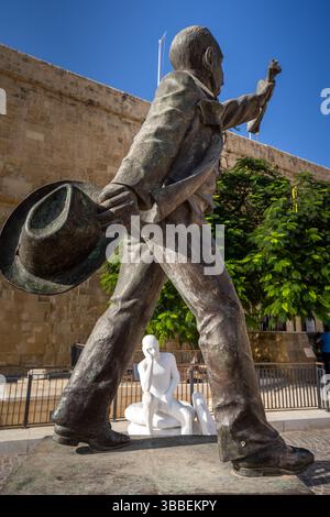 VALLETTA, MALTA - 12. NOVEMBER 2018 - Statue von Manuel Dimech auf dem Castille-Platz Stockfoto