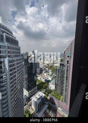 Thailändische Wolkenkratzer mit großen Fenstern im geschäftigen Stadtzentrum, Downtown mit atemberaubenden Bürogebäuden und Infrastruktur. Stadtlandschaft in der Metropole mit Türmen. Stockfoto