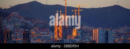 Sagrada familia und Panoramablick auf barcelona in der Abenddämmerung, Spanien Stockfoto