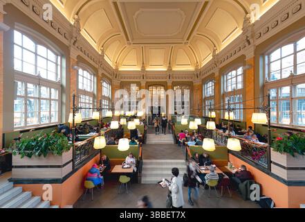 Budapest, Ungarn - 03. Januar 2019: Kunden genießen ihre Mahlzeit in einem McDonalds im Bahnhof Nyugati Stockfoto