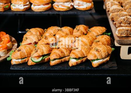 Übersichtlich angeordnete Mini-Croissants gefüllt mit Gemüse und Aufstrich, ideal für Catering, Veranstaltungen oder Frühstücksbüfett. Stockfoto