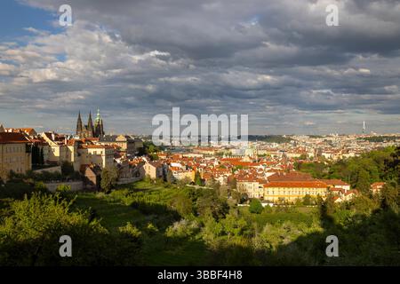 Panoramablick auf die Prager Burg und die Stadtlandschaft unter einem dramatischen bewölkten Himmel, vom Petrinberg aus gesehen, Prag, Tschechien Stockfoto
