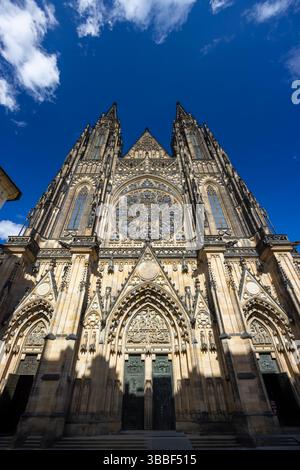 Der Veitsdom steht hoch in der Prager Burg, ein atemberaubendes Beispiel gotischer Architektur Stockfoto