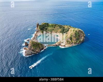 Aus der Vogelperspektive auf die malerische tropische Insel Vila Franca do Campo und ein Boot. Vulkanparadies Insel im Atlantik. Sao Miguel, Azoren, Portugal Stockfoto