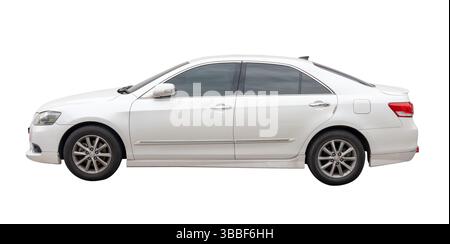 Die linke Seitenansicht der weißen Sportlimousine ist isoliert auf weißem Hintergrund mit dem Beschneidungspfad. Stockfoto