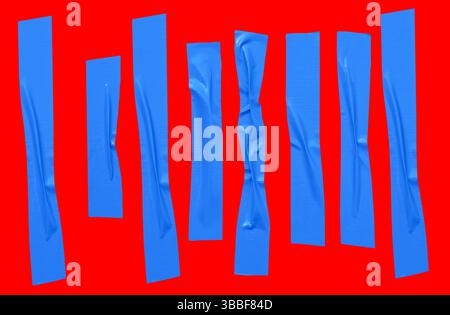 Draufsicht Set aus zerknittertem oder zerknittertem blauem Vinylklebeband oder Stoffband in Streifenform ist auf rotem Hintergrund mit Beschneidungspfad isoliert. Stockfoto