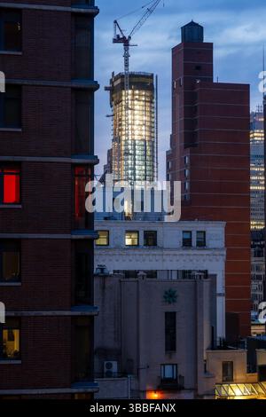 Kommerzielle Wolkenkratzer wurden an einem frühen Frühlingsabend 2025 in New York City, USA, von Murray Hill aus gesehen Stockfoto