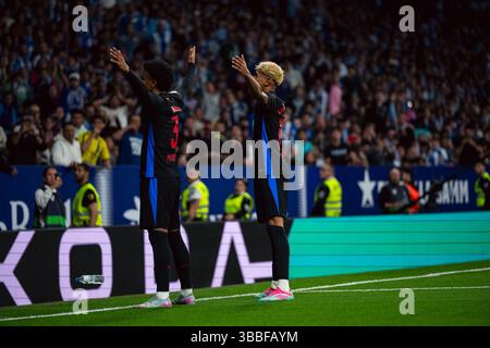 Barcelona, Spanien. Mai 2025. Lamine Yamal (R) und Alejandro Balde vom FC Barcelona feiern ein Tor während des Fußballspiels LaLiga zwischen dem FC Barcelona und der RCD Espanyol am 15. Mai im RCDE-Stadion in Cornella, Spanien. 2025. Vermerk: Joan Gosa/Xinhua/Alamy Live News Stockfoto