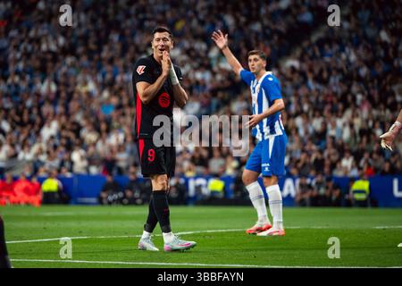 Barcelona, Spanien. Mai 2025. Robert Lewandowski (L) vom FC Barcelona reagiert am 15. Mai im RCDE-Stadion in Cornella, Spanien, während des LaLiga-Fußballspiels zwischen dem FC Barcelona und der RCD Espanyol. 2025. Vermerk: Joan Gosa/Xinhua/Alamy Live News Stockfoto