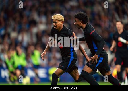 Barcelona, Spanien. Mai 2025. Lamine Yamal (L) vom FC Barcelona feiert am 15. Mai im RCDE-Stadion in Cornella, Spanien, ein Tor während des Fußballspiels LaLiga zwischen dem FC Barcelona und RCD Espanyol. 2025. Vermerk: Joan Gosa/Xinhua/Alamy Live News Stockfoto