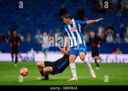 Barcelona, Spanien. Mai 2025. Fermin Lopez (L) vom FC Barcelona streitet am 15. Mai mit Marash Kumbulla von RCD Espanyol im LaLiga-Fußballspiel zwischen dem FC Barcelona und dem RCD Espanyol im RCDE-Stadion in Cornella, Spanien. 2025. Vermerk: Joan Gosa/Xinhua/Alamy Live News Stockfoto