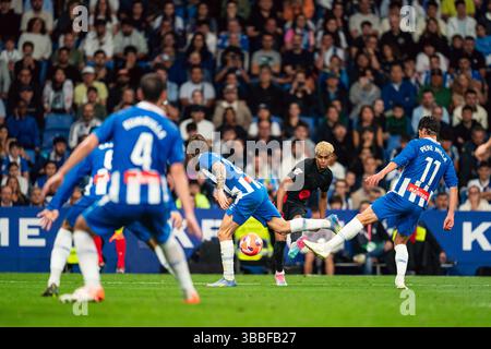 Barcelona, Spanien. Mai 2025. Lamine Yamal (2. R) vom FC Barcelona übergibt den Ball während des LaLiga-Fußballspiels zwischen dem FC Barcelona und dem RCD Espanyol am 15. Mai im RCDE-Stadion in Cornella, Spanien. 2025. Vermerk: Joan Gosa/Xinhua/Alamy Live News Stockfoto