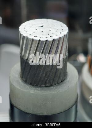 Stromkabel zeichnen sich durch ein kompliziertes Design und eine komplizierte Funktionalität für eine effiziente elektrische Übertragung in einer modernen Infrastruktur aus Stockfoto