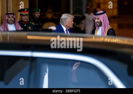 Präsident Donald Trump verlässt den königlichen Hofpalast in Riad, Saudi-Arabien, Dienstag, 13. Mai 2025, auf dem Weg zum Ritz-Carlton Riad. (Offizielles Foto des Weißen Hauses von Daniel Torok) Stockfoto