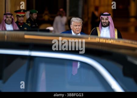 Präsident Donald Trump verlässt den königlichen Hofpalast in Riad, Saudi-Arabien, Dienstag, 13. Mai 2025, auf dem Weg zum Ritz-Carlton Riad. (Offizielles Foto des Weißen Hauses von Daniel Torok) Stockfoto