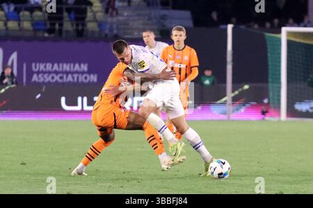Nicht exklusiv: Mittelfeldspieler Kevin (L) vom FC Shakhtar Donetsk und Mittelfeldspieler Mykola Mykhailenko vom FC Dynamo Kiew sind während der Ukrainer 2024/25 im Einsatz Stockfoto