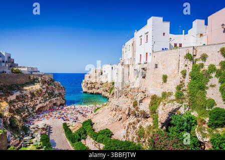 Polignano A Mare, Italien - 5. Mai 2025. Sommerstrand von Cala Paura in Apulien, einer der schönsten an der Adria Stockfoto