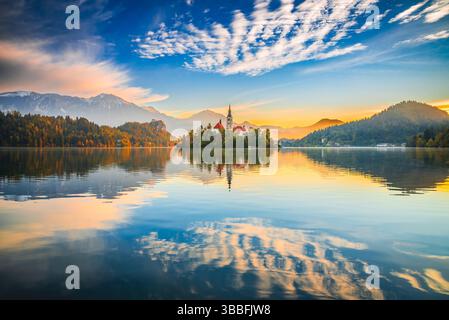 Bled, Slowenien. Malerischer Sonnenaufgang über dem Bleder See, Herbstsaison, Bergkette der Julischen Alpen im Hintergrund Stockfoto