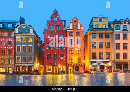 Stockholm, Schweden. Gamla Stan Downtown, Stortorget Square farbige Häuser, Morgenblau Stunde Zeit. Stockfoto