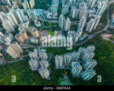 Blick aus der Vogelperspektive auf das Hochhaus-Apartment in Hongkong Stockfoto