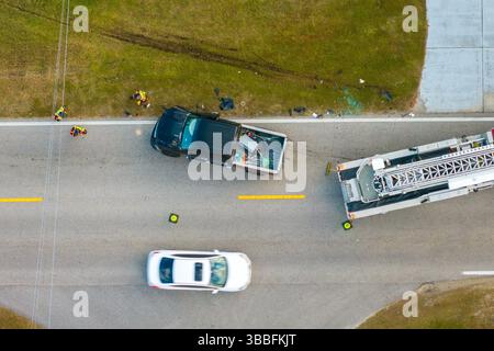 Autounfall auf der Autobahn in Florida. Rettungskräfte helfen Opfern eines Fahrzeugunfalls auf der Stadtstraße in den USA Stockfoto
