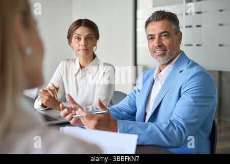 Beschäftigte Geschäftsleute Gruppenleiter arbeiten bei Gruppenbesprechungen zusammen. Stockfoto