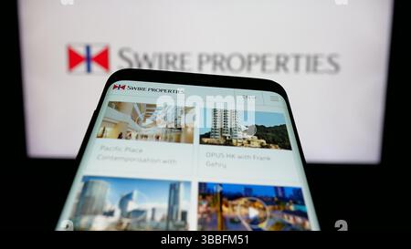 Deutschland. April 2025. In dieser Abbildung ist ein Mobiltelefon mit der Webseite des Immobilienunternehmens Swire Properties Limited auf dem Bildschirm vor dem Logo zu sehen. (Foto von Timon Schneider/SOPA Images/SIPA USA) *** ausschließlich für redaktionelle Nachrichten *** Credit: SIPA USA/Alamy Live News Stockfoto